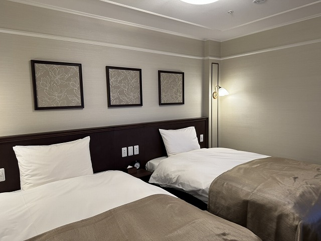 ツインベッドの寝室