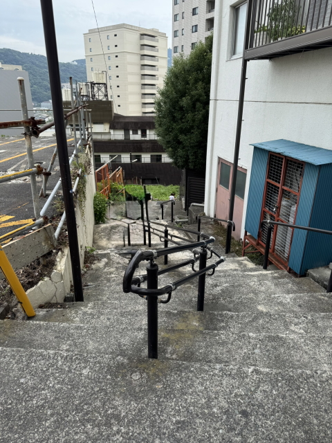 細い坂道